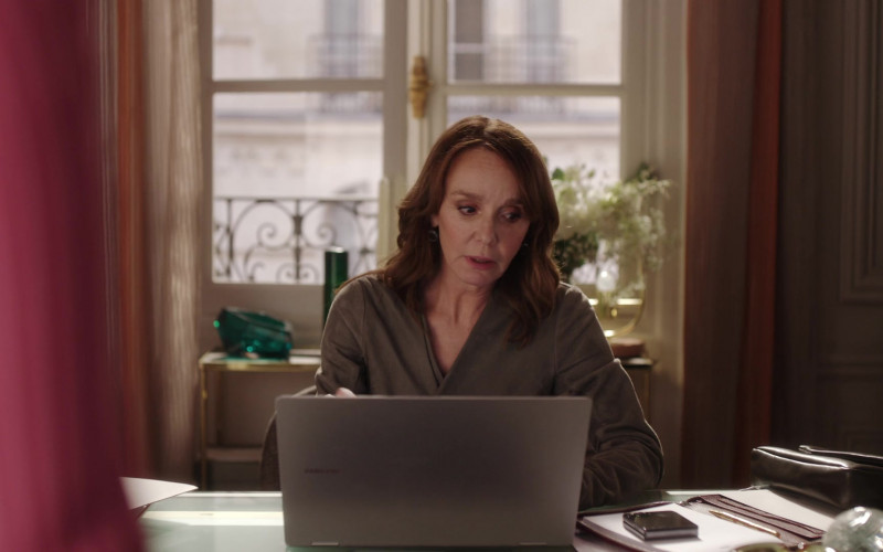 #272 – ProductPlacementBlog.com – Emily in Paris Season 4 Episode 1 – Product Placement Tracking (Timecode – 00h 04m 31s)