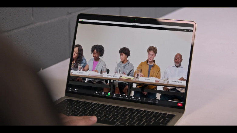 Apple MacBook and Zoom App in Mr. Throwback S01E05 (2024) - 550090