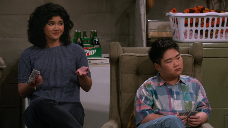 7UP Soda Drinks in That 90s Show S03E03 (2024) - 556419