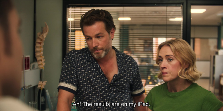 Apple iPad (Verbal) in The Mallorca Files S03E02 (2024) - 558707