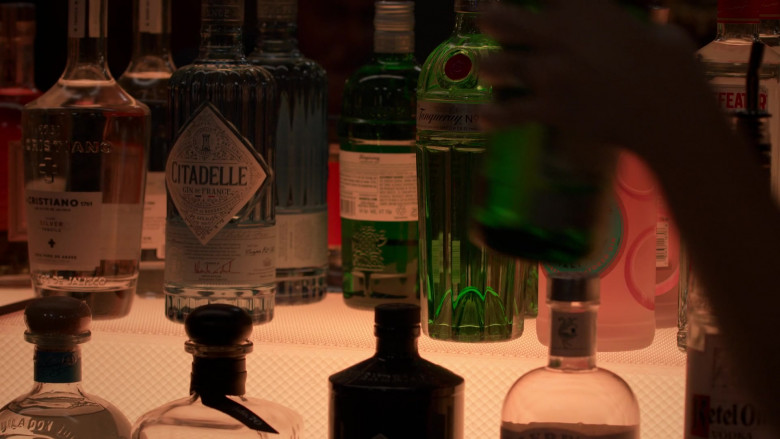 El Cristiano Tequila, Citadelle Gin, Tanqueray Gin, Beefeater in Unstable S02E04 "Mindhunter" (2024) - 546485