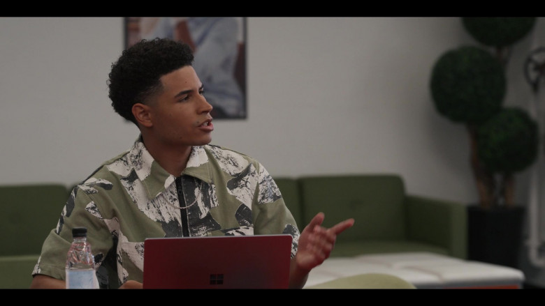 Microsoft Surface Laptop in Bel-Air S03E04 (2024) - 557155