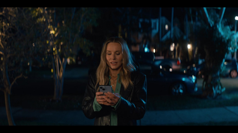 Apple iPhone Smartphone in Nobody Wants This S01E03 (2024) - 576996