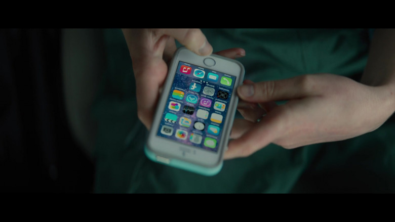 Apple iPhone and Facebook App in Three Women S01E02 (2024) - 570388