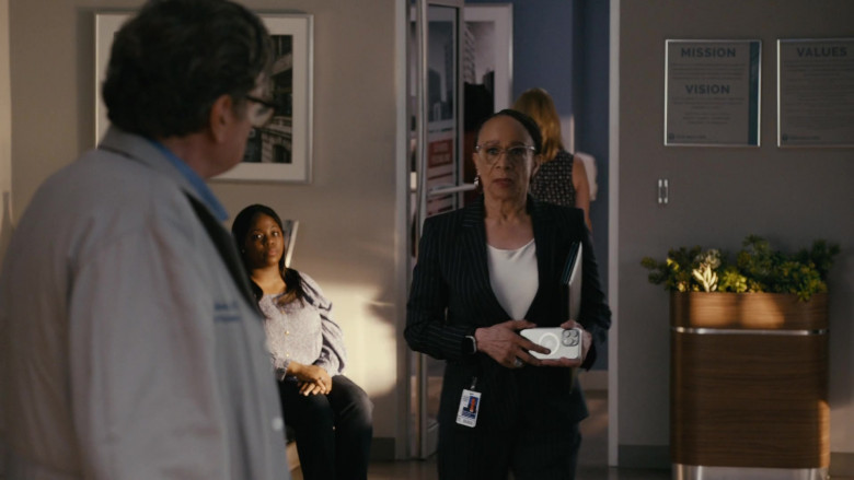 Apple iPhone Smartphone in Chicago Med S10E01 (2024) - 576346