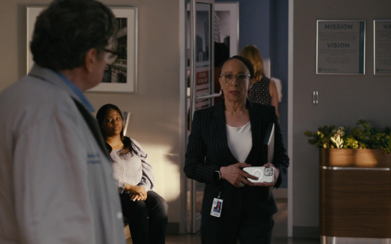 #073 – ProductPlacementBlog.com – Chicago Med S10E01 (2024) – Product Placement Tracking (Timecode – 00h 01m 12s)