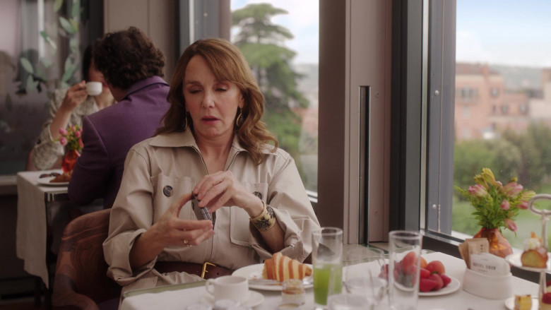 Samsung Galaxy Z Flip Android Smartphones in Emily in Paris S04E10 (2024) - 568296