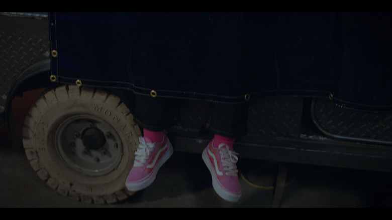 Vans Shoes in How to Die Alone S01E04 (2024) - 568910