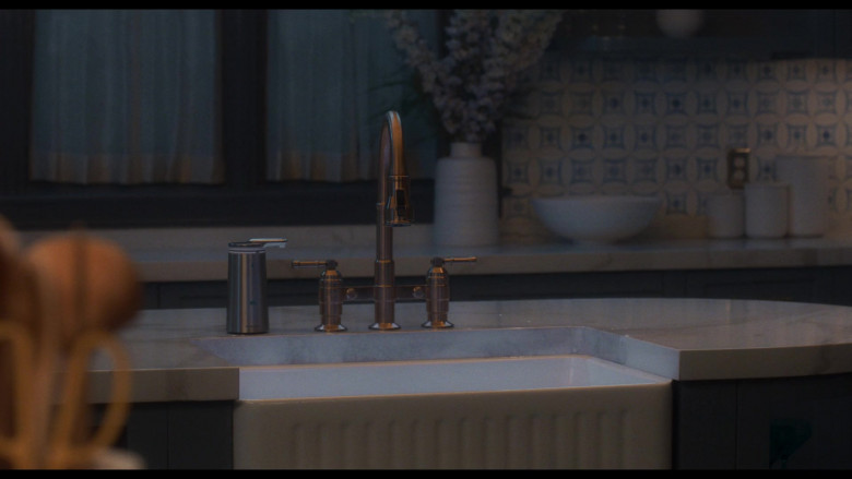 Simplehuman Soap Dispenser in Agatha All Along S01E03 (2024) - 576302