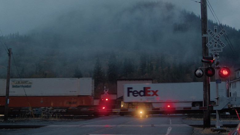 FedEx in Penelope S01E08 (2024) - 575653