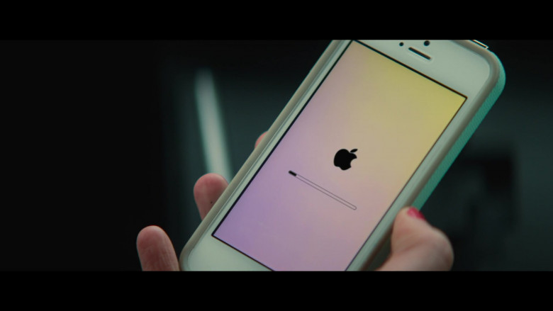 Apple iPhone Smartphone in Three Women S01E10 (2024) - 571051