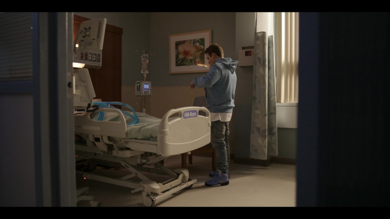 Hill-Rom Hospital Bed and Nike Air Jordan Sneakers in Power Book II - Ghost S04E08 (2024) - 573912