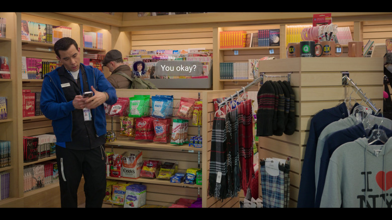 Wiley Wallaby, Coastal Bay Confections, Twix, Kit Kat, Nabisco Mini Chips Ahoy!, Munchies, Combos, Jack Links, Cody's Beef & Cheese Snack Stick, Trident, Extra Gum, Hi-Chew in How to Die Alone S01E02 (2024) - 568685