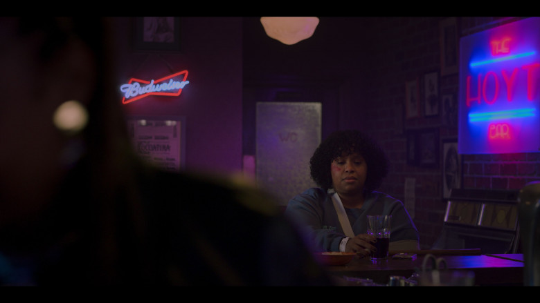 Budweiser Sign in How to Die Alone S01E01 (2024) - 568518