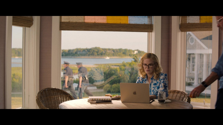 Apple MacBook Laptop in The Perfect Couple S01E02 (2024) - 564362