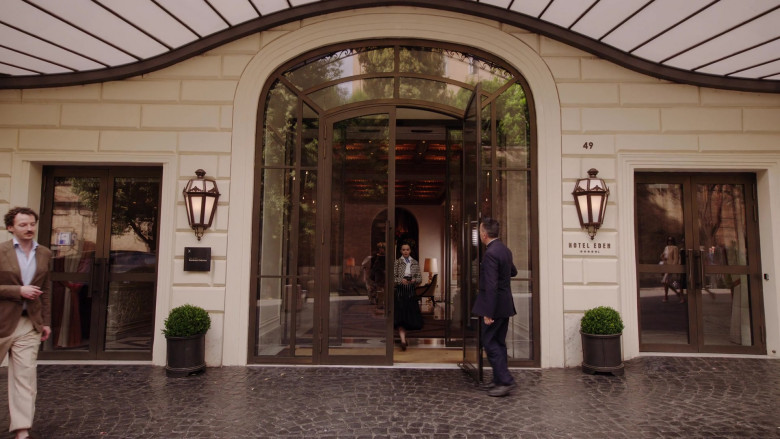 Dorchester Collection Hotel Eden 5-Star Hotel in Emily in Paris S04E09 (2024) - 568144