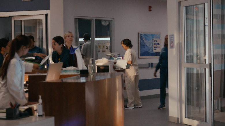 Apple Monitors and Kleenex Tissues in Chicago Med S10E01 (2024) - 576371