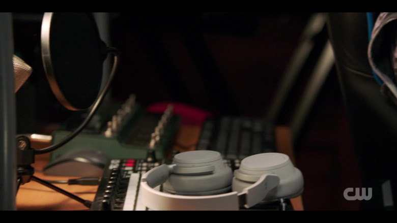 Microsoft Surface (Scene 8) - Headphones in All American - Homecoming S03E12 (2024) - 575260