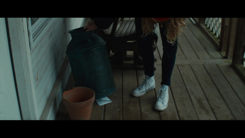 Converse Sneakers in Three Women S01E05 (2024) - 570699