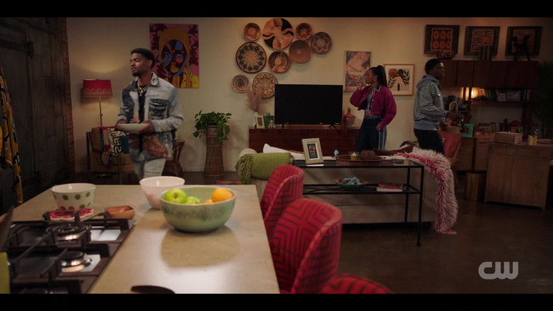 Microsoft Surface (Scene 11)  - Laptop in All American - Homecoming S03E12 (2024) - 575169