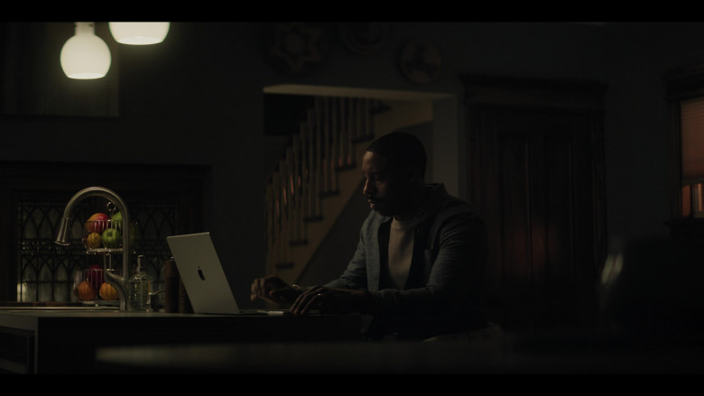 Apple MacBook Laptop in Emperor of Ocean Park S01E09 (2024) - 566044