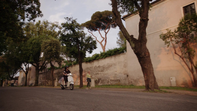 Piaggio Vespa Scooter in Emily in Paris S04E10 (2024) - 568254