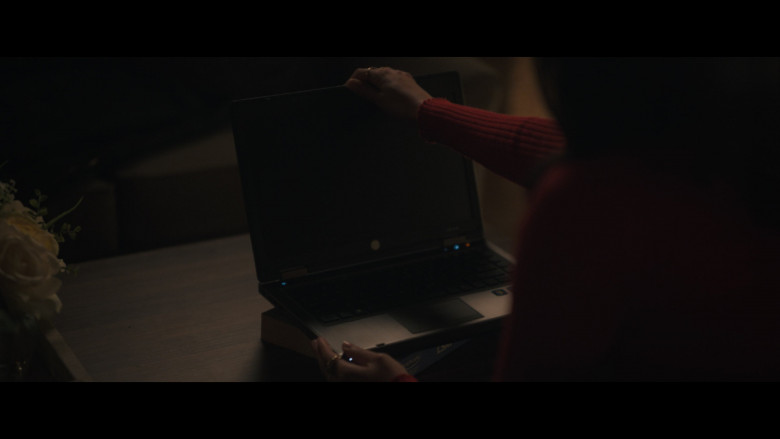 Microsoft Windows OS Sticker (Laptop) in Tell Me Lies S02E04 (2024) - 572678