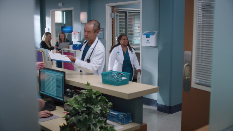 Microsoft Surface (Scene 2) - Tablet in Greys Anatomy S21E01 (2024) - 578551