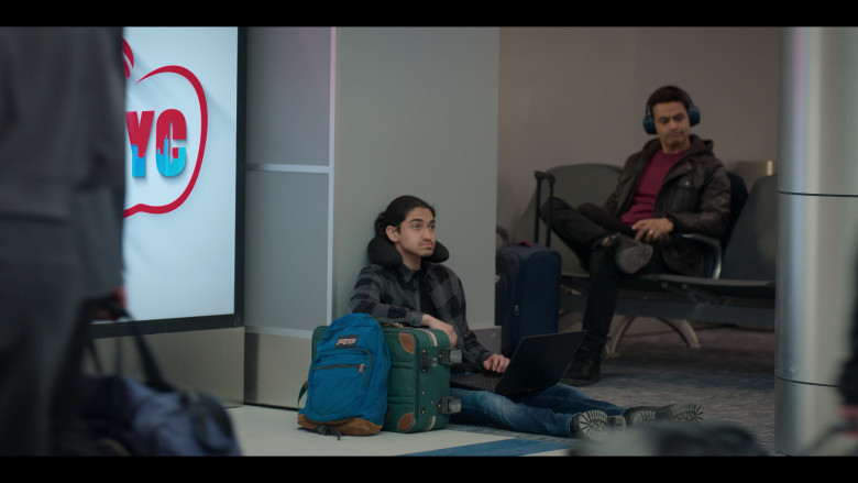 JanSport Backpack in How to Die Alone S01E02 (2024) - 568672