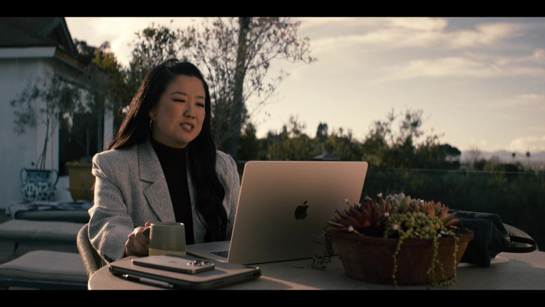 Apple MacBook and iPhone in Nobody Wants This S01E01 (2024) - 576778