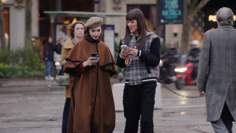 Apple iPhone Smartphones in Emily in Paris S04E07 (2024) - 567812