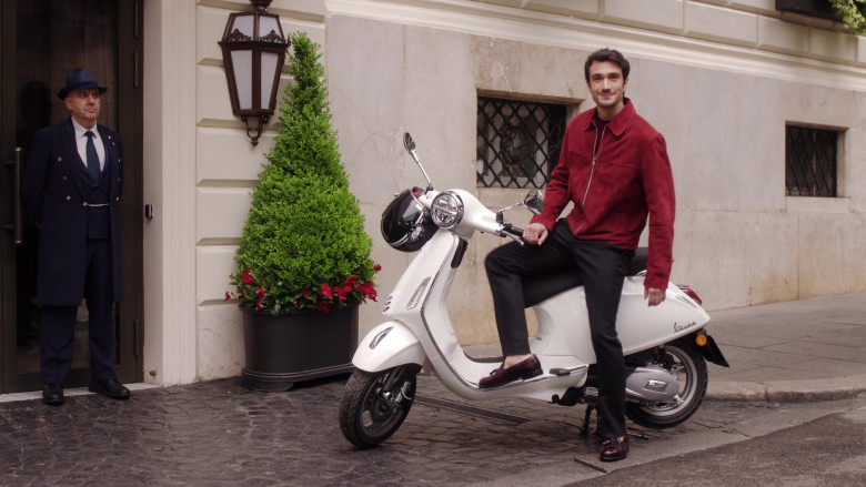 Piaggio Vespa Scooter in Emily in Paris S04E09 (2024) - 568158