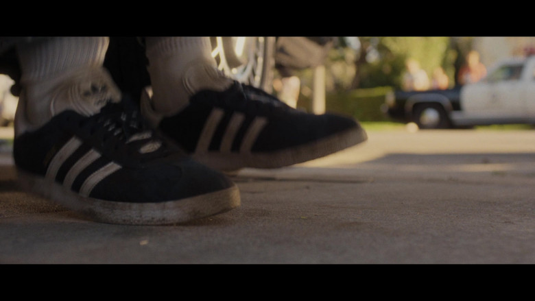 Adidas Sneakers in Monsters S01E02 (2024) - 573064