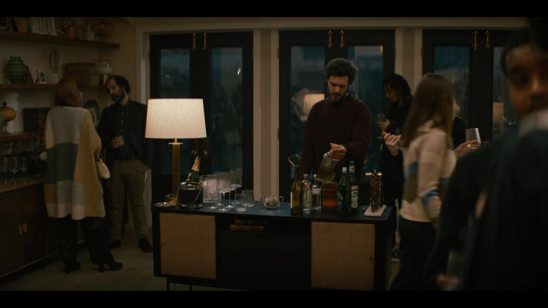 Perrier Jouet, Bulleit Bourbon, Mountain Valley Spring Water in Nobody Wants This S01E01 (2024) - 576874