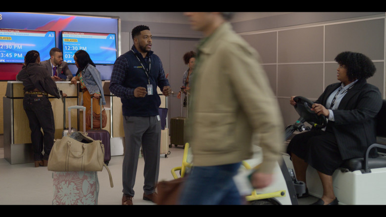 American Tourister Luggage (Floral) in How to Die Alone S01E04 (2024) - 568778