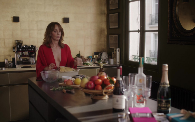 #661 – ProductPlacementBlog.com – Emily in Paris S04E06 (2024) – Product Placement Tracking (Timecode – 00h 11m 00s)