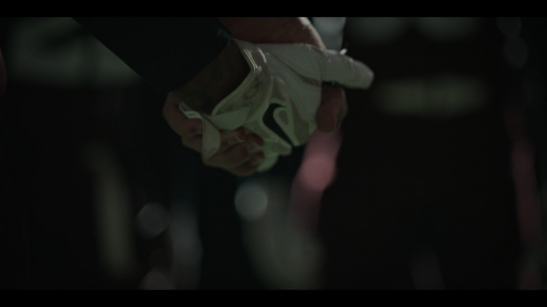 Nike Football Gloves in American Sports Story S01E01 (2024) - 572290