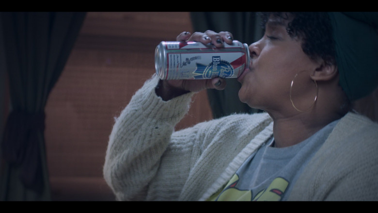 Pabst Blue Ribbon Beer in How to Die Alone S01E03 (2024) - 568760