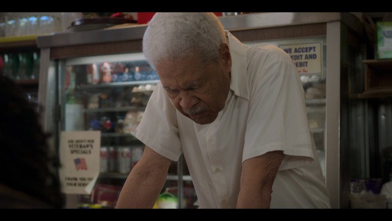 Diet Coke Soda in How to Die Alone S01E08 (2024) - 578777