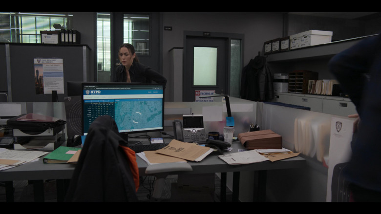 Dell Monitor, Microsoft Windows OS and Cisco Phone in Power Book II - Ghost S04E07 (2024) - 569274