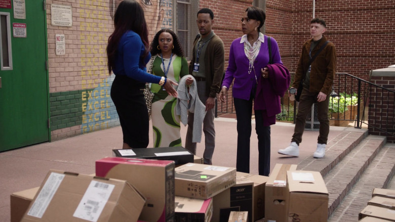 Acer Boxes in Abbott Elementary S04E03 "Class Pet" (2024) - 599847