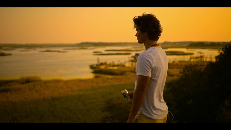 Pabst Blue Ribbon Beer in Outer Banks S04E01 "The Enduro" (2024) - 586688