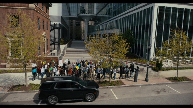 Chevrolet Tahoe Car (Scene 1) in Beauty in Black S01E06 "Bang Bang" (2024) - 600135