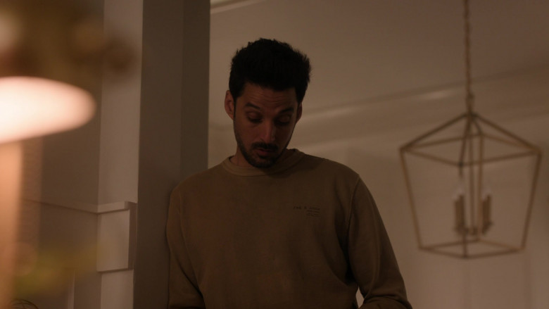 Rag & Bone Sweatshirt in Found S02E04 "Missing While Perfect" (2024) - 601462