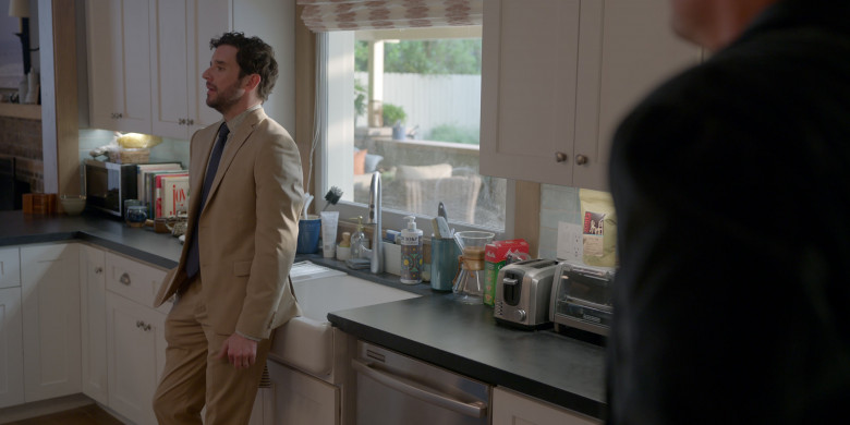 Melitta, Black+Decker Air Fry Toaster Oven  in Shrinking S02E03 "Psychological Something-ism" (2024) - 599266