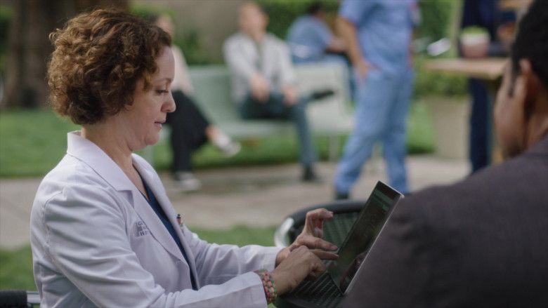 Microsoft Surface (Scene 13) Tablet in Grey's Anatomy S21E03 "I Can See Clearly Now" (2024) - 588679