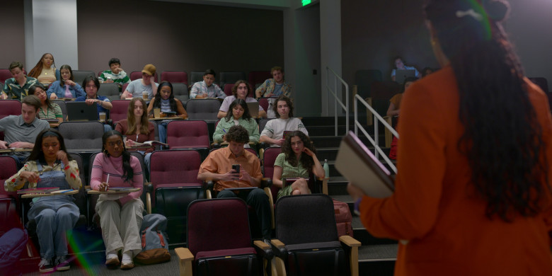 Apple MacBook Laptops in Shrinking S02E01 "Jimmying" (2024) - 591897