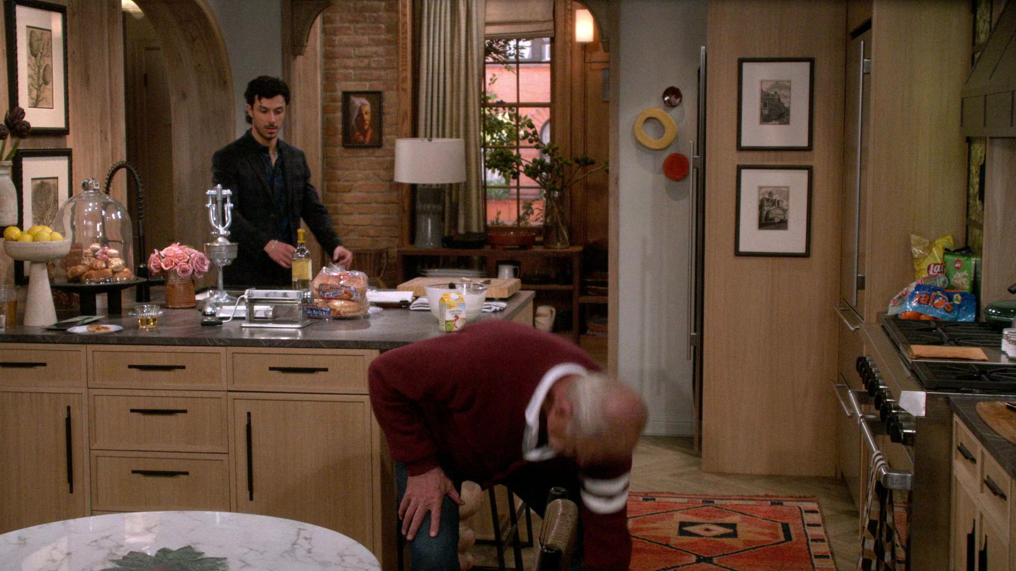 Ball Park Buns And Lay's Chips In Frasier S02E07 "My Brilliant Sister