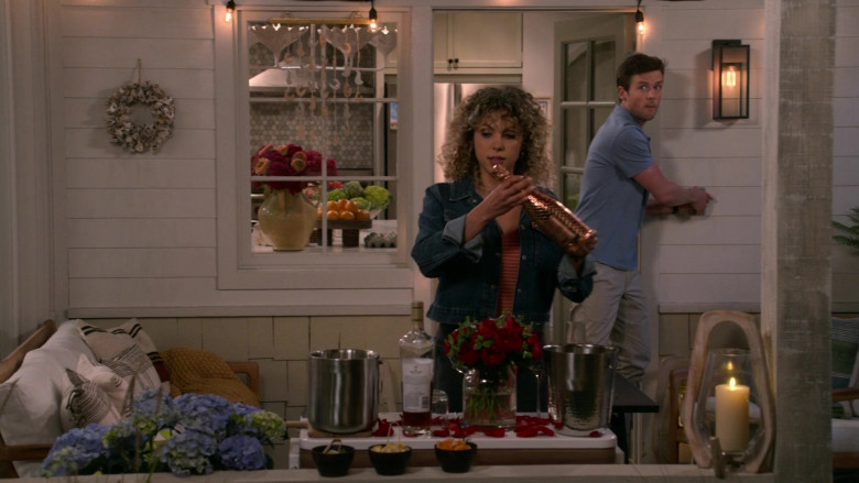 Beau Joie Champagne and Macallan Whisky in Frasier S02E06 "Cape Cod" (2024) - 592448