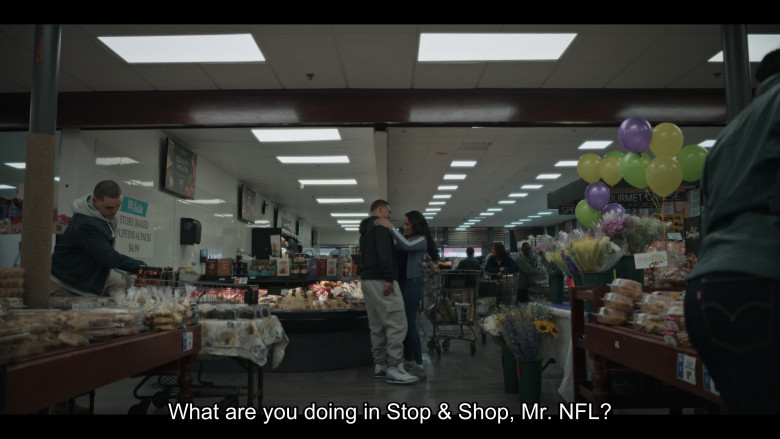 Stop & Shop (Verbal) in American Sports Story S01E04 "Birthday Money" (2024) - 580899